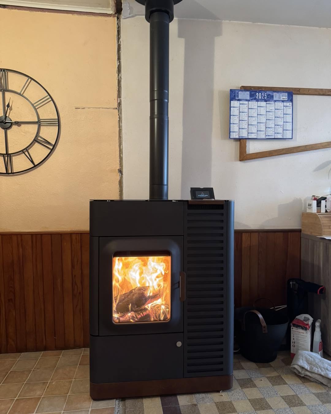 Quand le feu s’adapte à votre rythme : poêle mixte Austroflamm Mo Duo