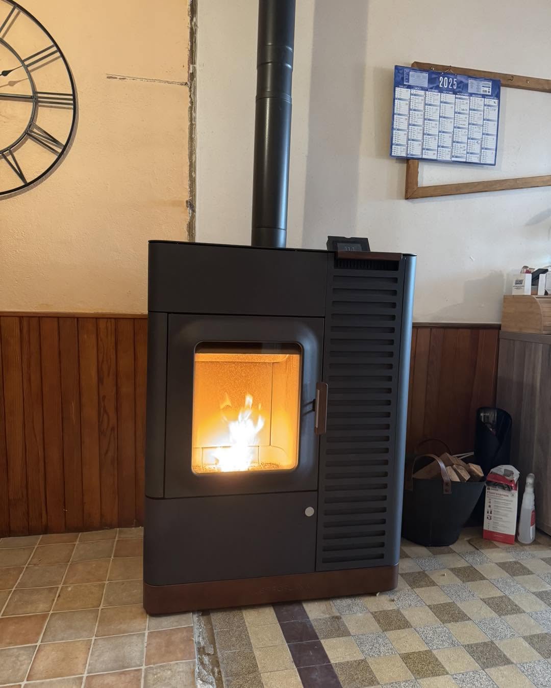 Quand le feu s’adapte à votre rythme : poêle mixte Austroflamm Mo Duo
