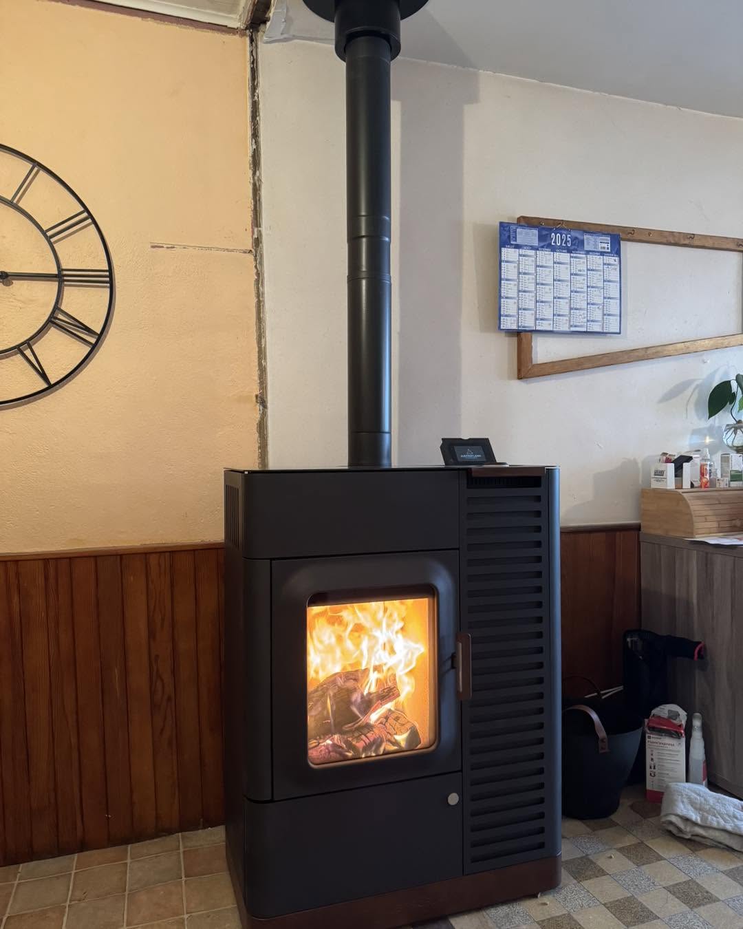 Quand le feu s’adapte à votre rythme : poêle mixte Austroflamm Mo Duo