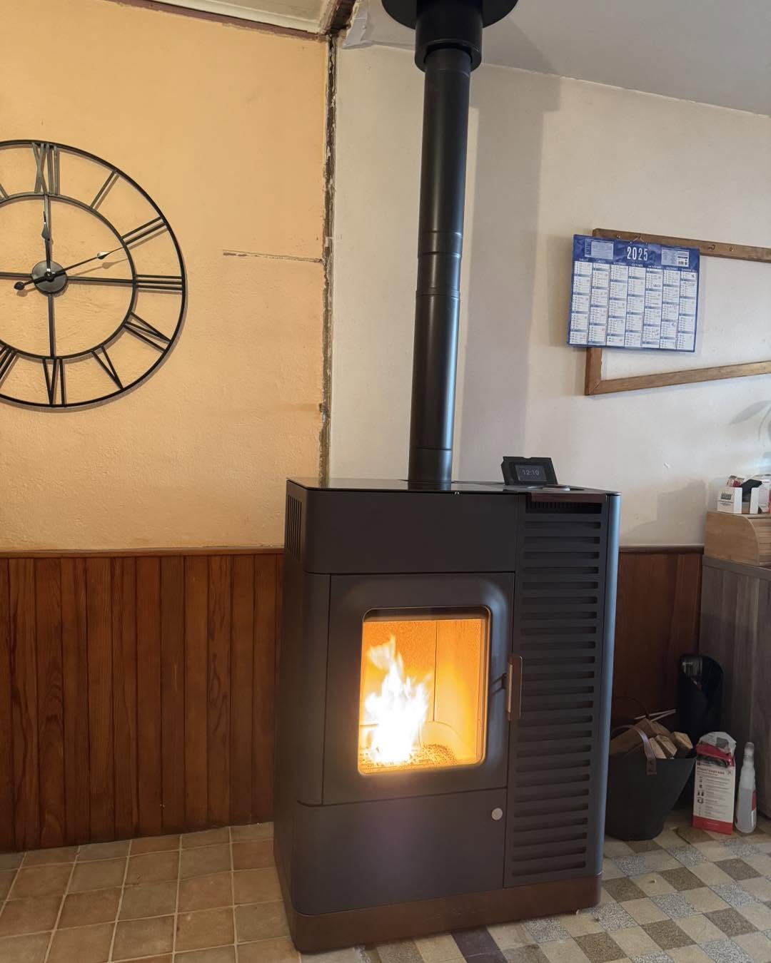 Quand le feu s’adapte à votre rythme : poêle mixte Austroflamm Mo Duo