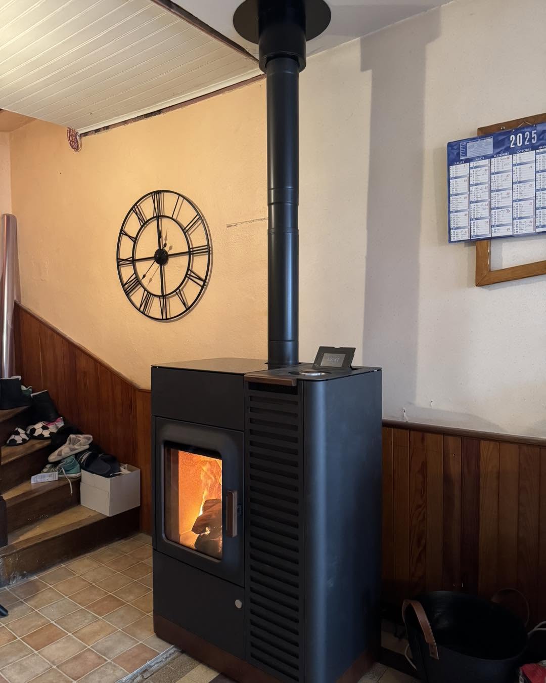 Quand le feu s’adapte à votre rythme : poêle mixte Austroflamm Mo Duo