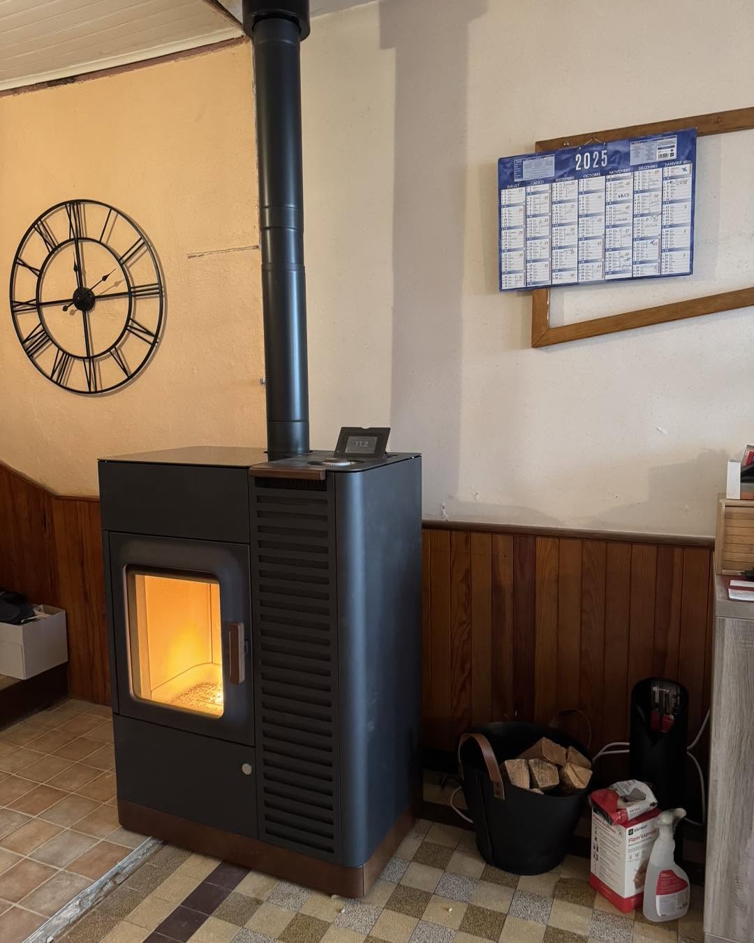 Quand le feu s’adapte à votre rythme : poêle mixte Austroflamm Mo Duo